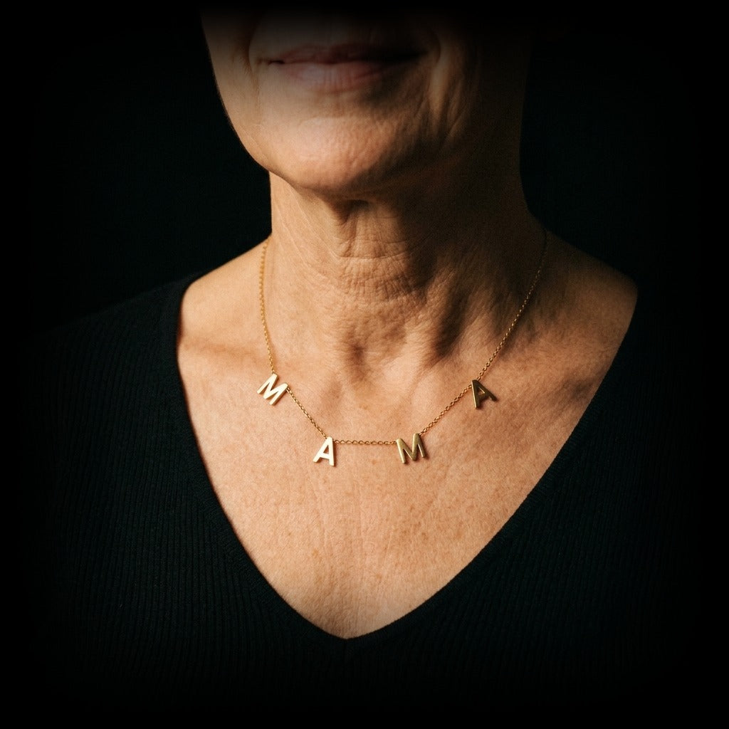 Maman portant le collier MAMA doré, cadeau pour maman